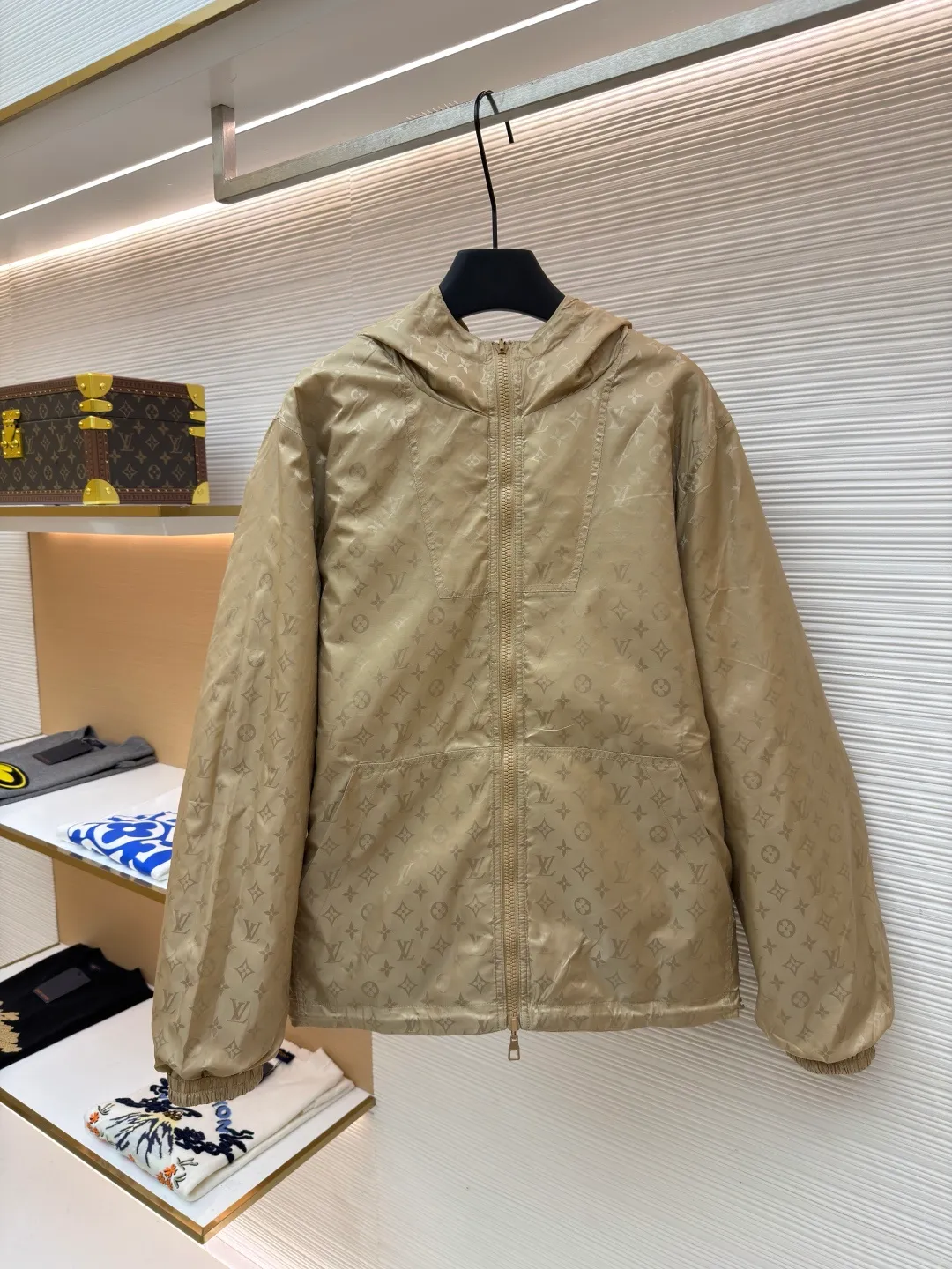 LOUIS VUITTON double-sided windproof pin jacket ●Original version: Purchased and developed for 22800 ●Item number: 1682085-C55 ●Fabric: polyester fiber fabric ●Technology: jacquard production ●Color: khaki ●Version: fitted version ●Weight: about 545 grams ●Size: 44-46-48-50 ●Description: The solid color fabric is made of nylon encrypted matt twill, and the jacquard fabric on the other side is made of 50D nylon yarn-dyed jacquard fabric. The solid color front panel is laser-burned, hand-made of white copper, with a triangular pin with logo and glossy finish. The front pocket uses a hardware keychain to hang a folding clothing tag, and the jacquard letters on the front chest placket are made of single-piece handmade It is cut manually, and all the pieces are numbered. The pockets are also cut with the original number. The fabric is relatively light and silky, and it takes time to cut accurately. It is equipped with a double-circulation puller 5# orbital zipper in the front and center. The hem and hood are worn with spiral elastic ropes with ring anti-slip buckles, square pig nose buckles with logo, and all holes are punched with hardware and logo on cloth-colored eyelets. The overall wiring is straight and delicate, the fabric is comfortable and soft, and the color is consistent without color difference. It can be matched with the same style to create a fashionable look and control various occasions. Customized accessories, complete with three standards, same style for men and women!